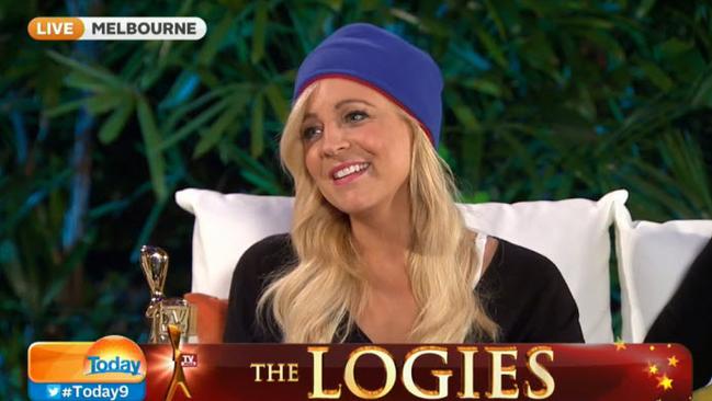 Logies 2015 Carrie Bickmore Wins The Gold Logie Wears Beanie For Late Husband Au 