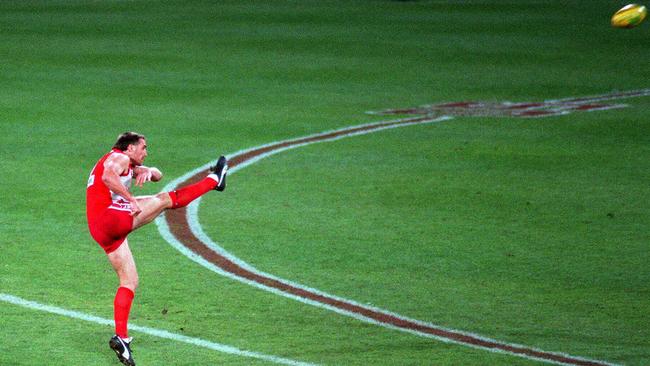 Tony Lockett kicks the winning behind to defeat Essendon in the 1996 preliminary final.