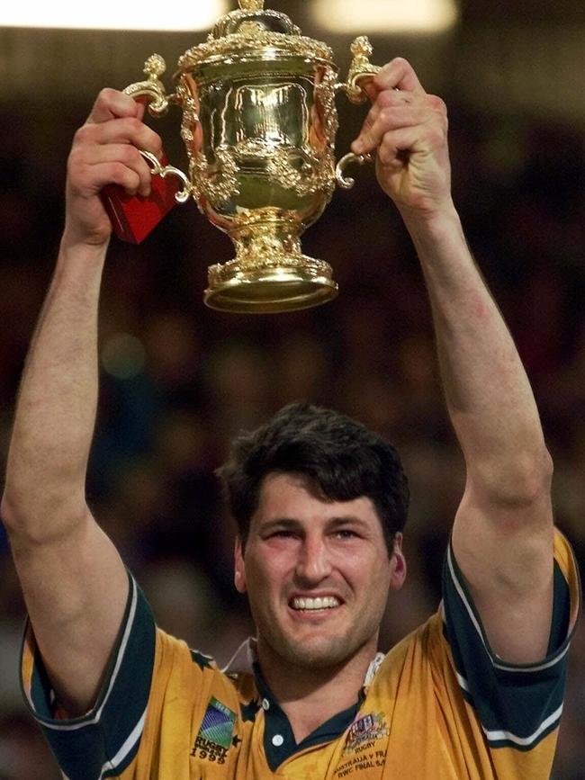 John Eales hoists the Webb Ellis trophy in Cardiff in 1999. Picture: AP