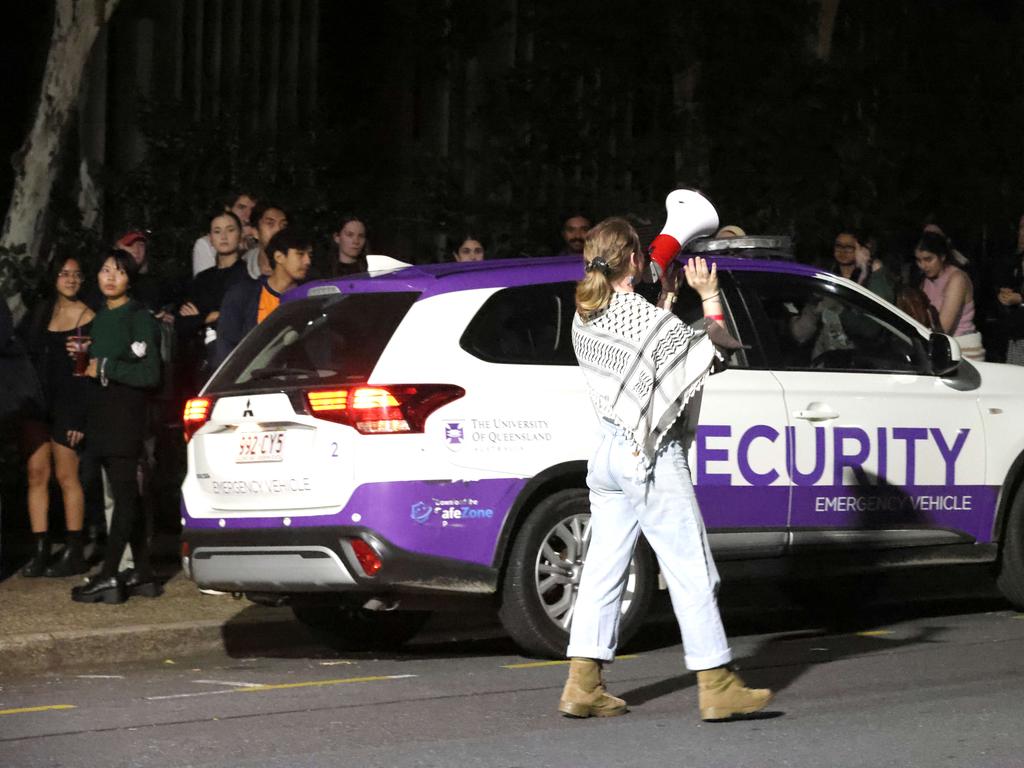 Security at UQ after reports of an anonymous threat. Picture: Steve Pohlner