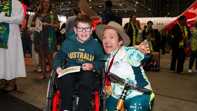 SYDNEY, AUSTRALIA : NewsWire Photos - SEPTEMBER 11 2024;Grant Scooter Patterson of The Australian Paralympic Team is seen signing an autograph of a fan at the Welcome home from Paris Ceremony in Sydney. Picture: NewsWire / Gaye Gerard