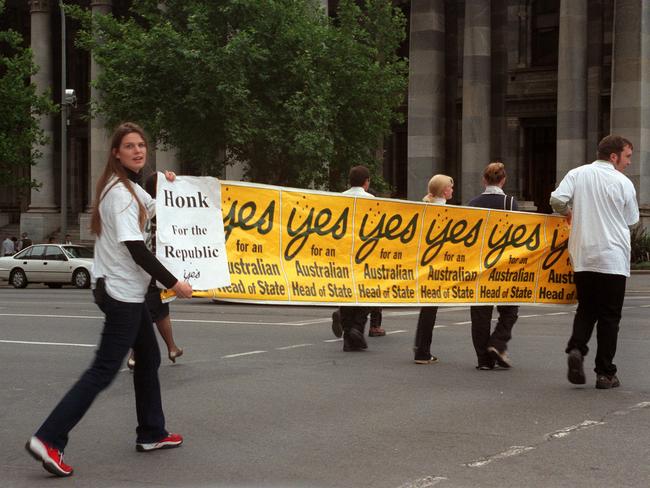 Republic referendum "Yes" vote campaign."Honk for the Republic" campaigners walking streets of Adelaide 05 Nov 1999.  sign