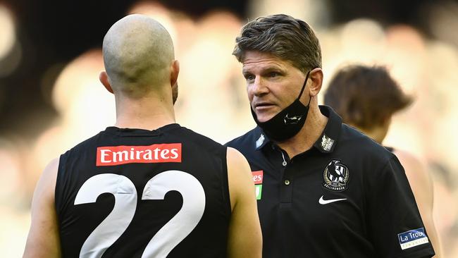 Collingwood caretaker coach Robert Harvey talks to Steele Sidebottom.