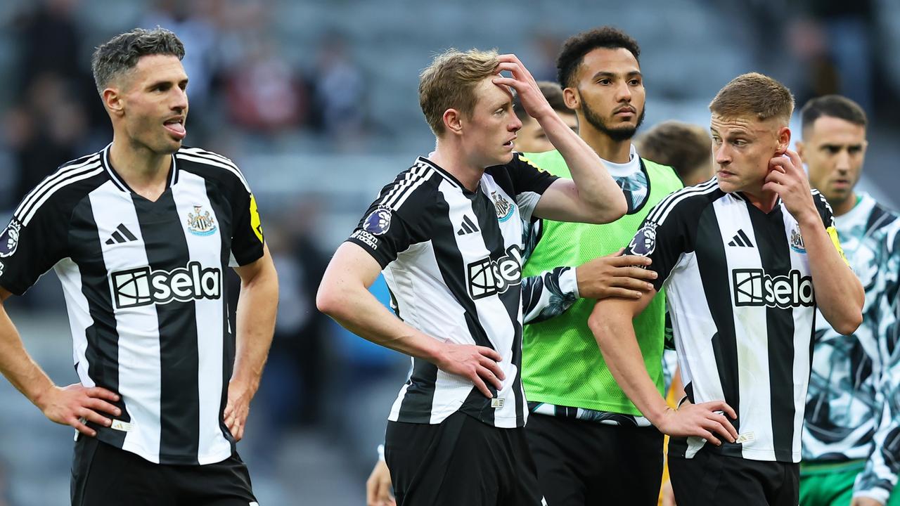 NEWCASTLE UPON TYNE, ENGLAND - OCTOBER 19: Sean Longstaff of Newcastle United looks dejected with teammates following defeat during the Premier League match between Newcastle United FC and Brighton &amp; Hove Albion FC at St James' Park on October 19, 2024 in Newcastle upon Tyne, England. (Photo by Matt McNulty/Getty Images)