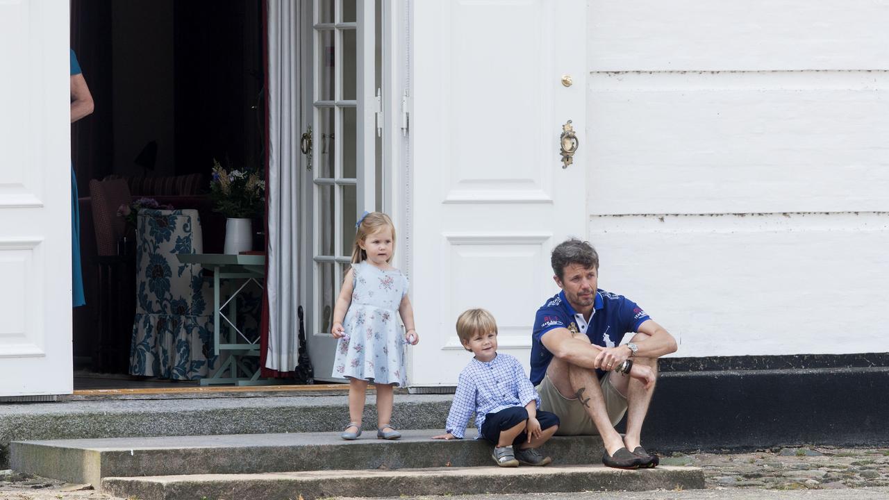 On the steps of Graasten, the then Prince Frederik with his kids. Picture: Weng Uffe