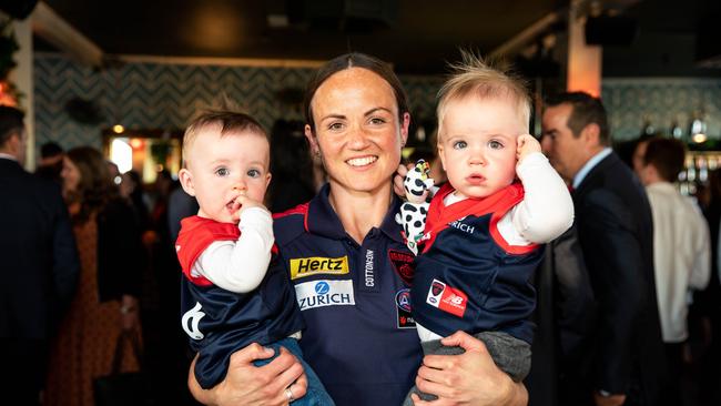 Daisy Pearce and her twins Sylvie and Roy, kitted out in their Melbourne gear.