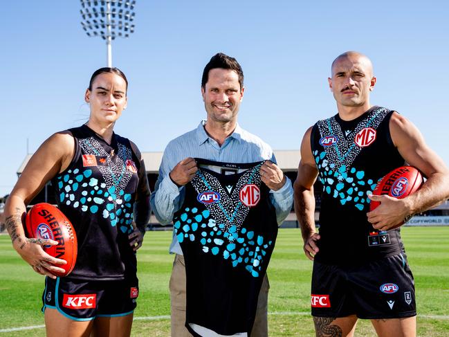 Gemma Houghton, Gavin Wanganeen and Sam Powell-Pepper with the Power’s Indigenous jumper.