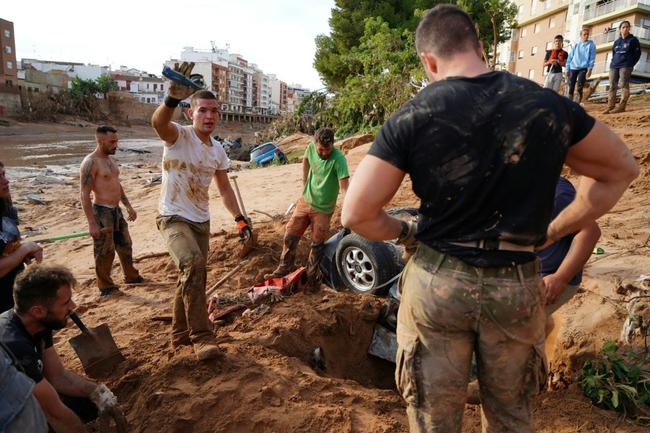 Hopes of finding survivors more than three days after torrents of mud-filled water submerged towns and wrecked infrastructure were slim