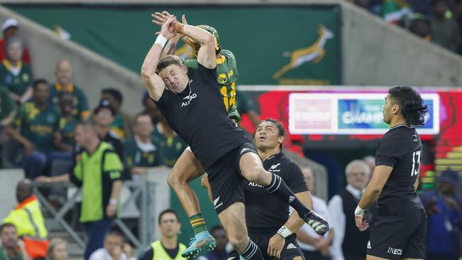 NELSPRUIT, SOUTH AFRICA - AUGUST 06: Beauden Barrett of New Zealand and Kurt-Lee Arendse of South Africa during The Rugby Championship match between South Africa and New Zealand at Mbombela Stadium on August 06, 2022 in Nelspruit, South Africa. (Photo by Dirk Kotze/Gallo Images/Getty Images)