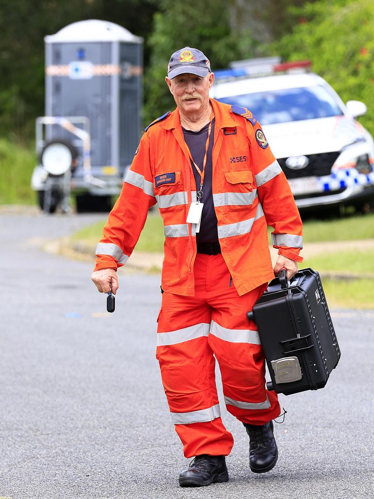 SES volunteers at the property at 169 Brookbent Road, Pallara. Pics Adam Head