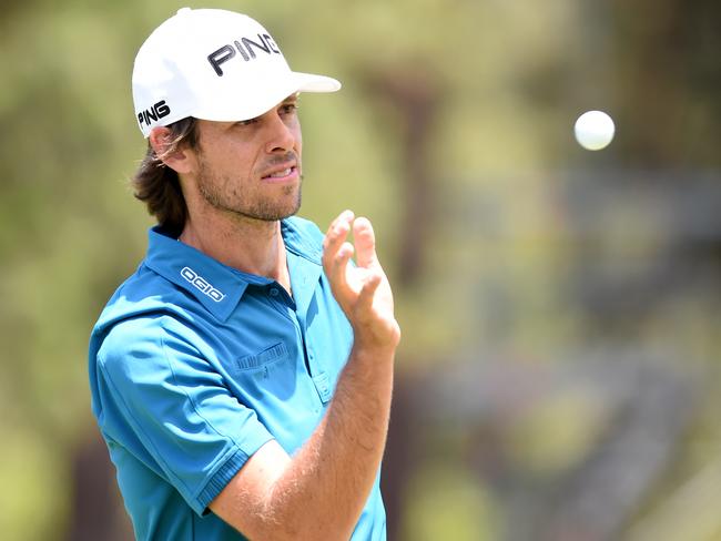 Australia's Aaron Baddeley catches his ball on the 1st hole during round 4 of the Australian Open Golf Championship at the Royal Sydney Golf Club in Sydney on Sunday, Nov. 20, 2016. (AAP Image/Paul Miller) NO ARCHIVING, EDITORIAL USE ONLY