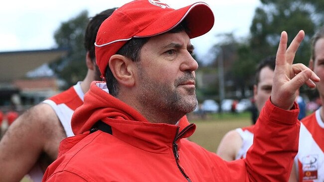 Anthony McGregor works the Warrandyte huddle. Picture: Davis Harrigan