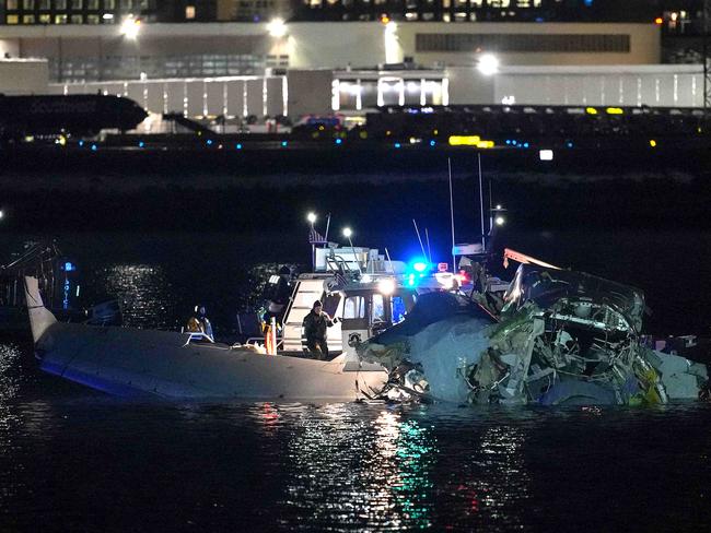 ARLINGTON, VIRGINIA - JANUARY 30: Emergency response units assess airplane wreckage in the Potomac River near Ronald Reagan Washington Airport on January 30, 2025 in Arlington, Virginia. An American Airlines flight from Wichita, Kansas collided with a helicopter while approaching Ronald Reagan National Airport. Andrew Harnik/Getty Images/AFP (Photo by Andrew Harnik / GETTY IMAGES NORTH AMERICA / Getty Images via AFP)