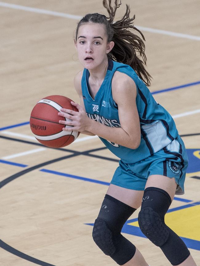Holly McNamee for Seahawks. Div 2 Gold Medal Match North Gold Coast Seahawks Teal vs Southern Districts Titans. Under 16 Girls State Basketball Championships. Friday, April 15, 2022. Picture: Nev Madsen.
