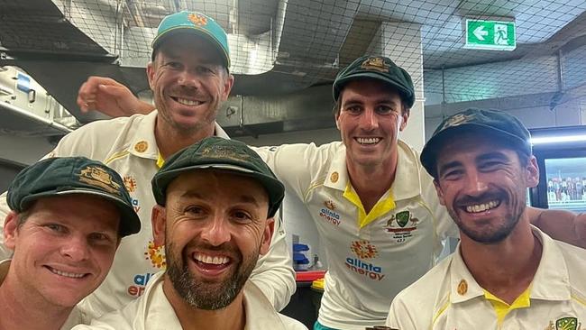 16-01-2022 – (L-R) Steve Smith, David Warner, Nathan Lyon, Pat Cummins &amp; Mitchell Starc celebrate after their final Ashes match this summer.