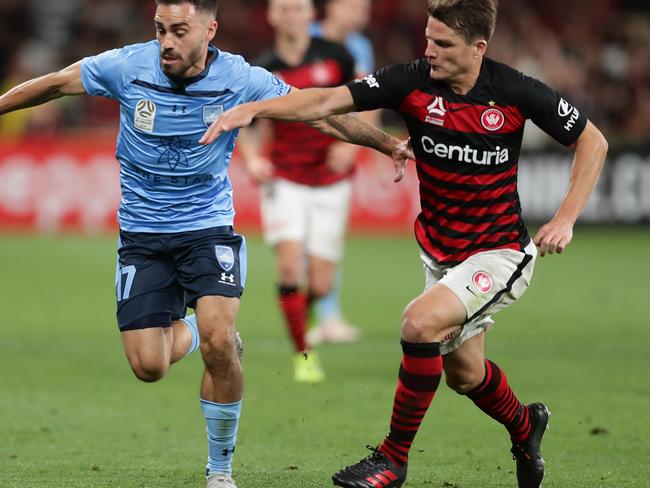 Wanderers midfielder Pirmin Schwegler (right) has made a rapid recovery from a calf strain. Picture: Getty Images