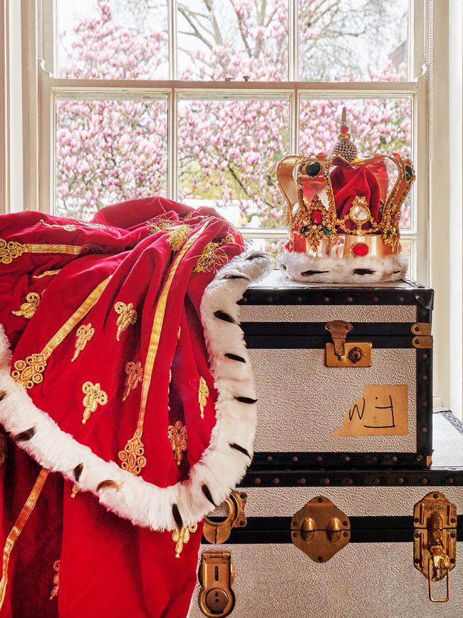 R<span id="U722279567275COG">ed </span>velvet robe and replica of the coronation crown – worn by Mercury during his last performance at Knebworth in 1986.