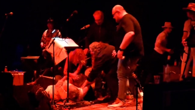 The Brian Jonestown Massacre fight during Forum gig