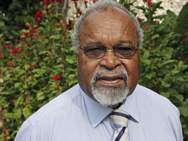 (FILES) In this file photo taken on August 17, 2007 Papua New Guinea prime minister and the nation's founding father, Michael Somare, leaves for Parliament House in Port Moresby. - Papua New Guinea's first prime minister and "father of the nation" Sir Michael Somare died on February 26, 2021, aged 84, after what his family described as a brief battle with cancer. (Photo by TORSTEN BLACKWOOD / AFP)