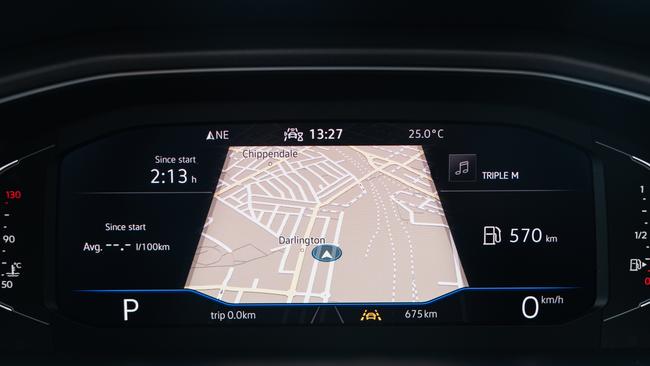 Changing the digital instrument display can be done via a steering wheel button.