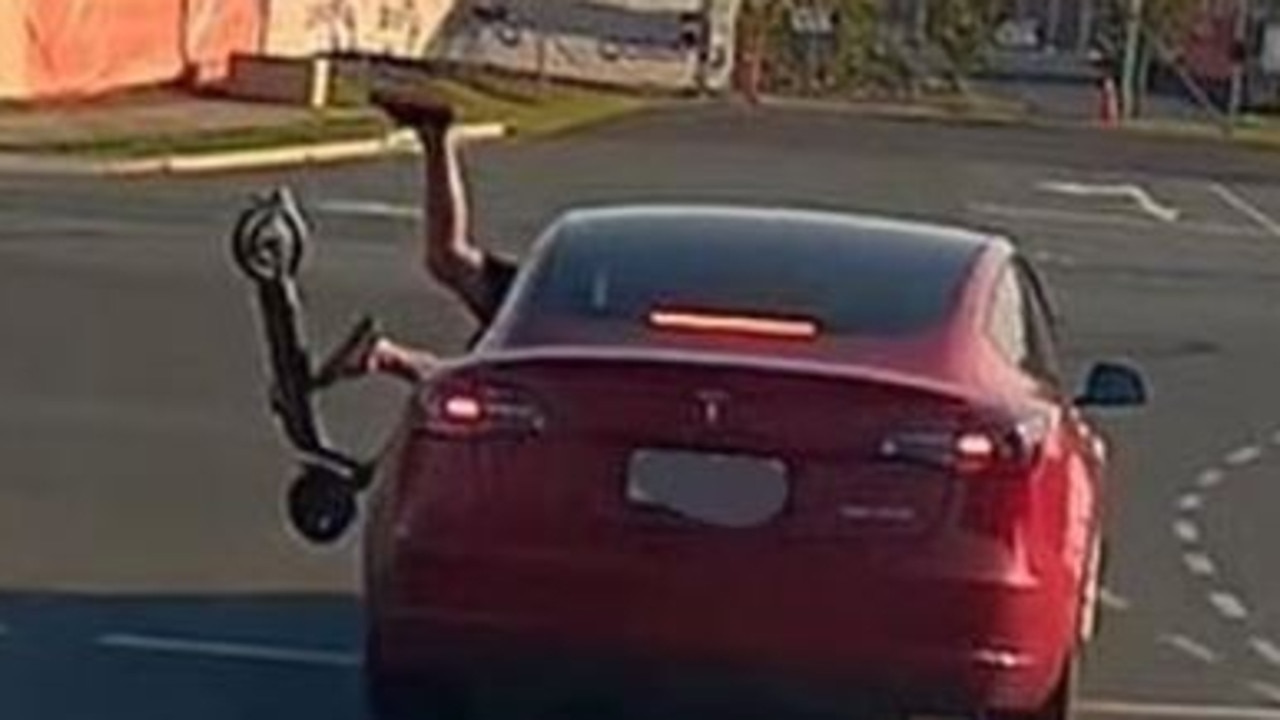Elektrikli scooter şok edici videoda Tesla ile çarpıştı