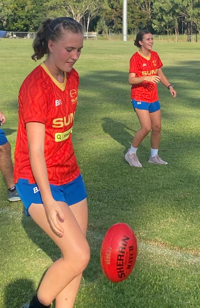 Gold Coast Suns Academy members Tahli Hayes and Heidi Karger.