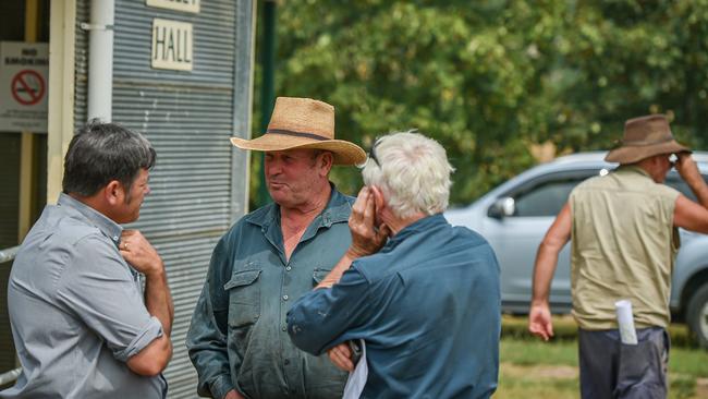 Tallangatta Valley residents discuss the coming weather and fire threat. Picture: Jason Edwards