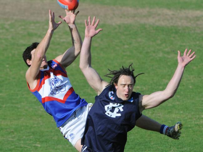 North Heidelberg's Shane Harvey marks over Epping's Aaron Johnson in the 2012 Division 2 grand final.