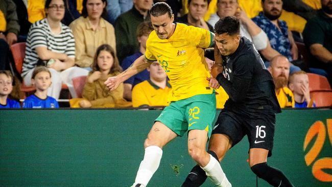 Australia's Jackson Irvine (L) compete during a friendly International football match between Australia and New Zealand at Suncorp Stadium on September 22, 2022, in Brisbane. (Photo by Patrick HAMILTON / AFP)