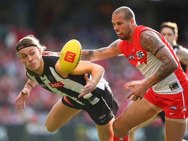 Darcy Moore of the Magpies and Lance Franklin of the Swans compete for the ball during the round 22 clash at the SCG. (Photo by Jason McCawley/AFL Photos/via Getty Images )