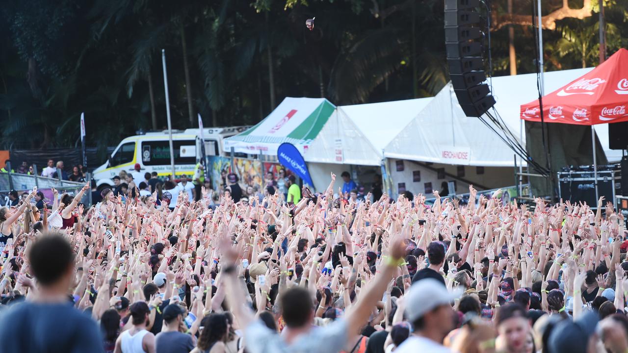 The crowd enjoys Illy at BASSINTHEGRASS 2015