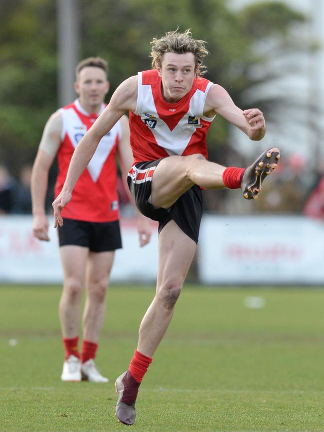 Jonathon Ross slots a last quarter goal in the grand final. Pictures: Chris Eastman