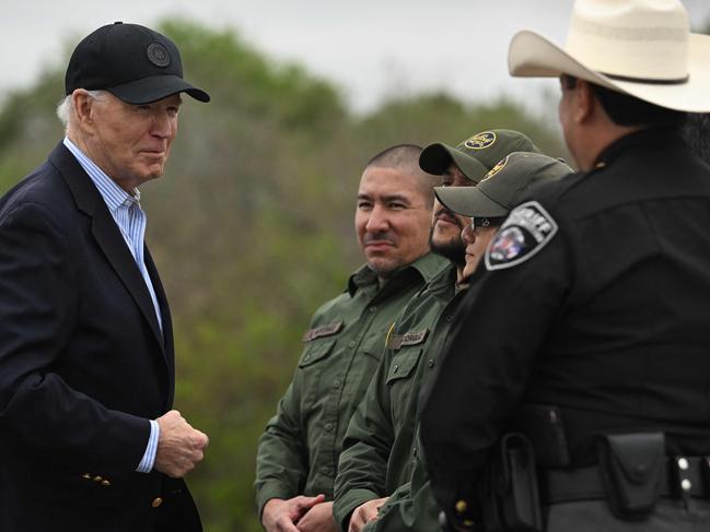 TOPSHOT - US President Joe Biden (L) speaks with US Border Patrol agents as he visits the US-Mexico border in Brownsville, Texas, on February 29, 2024. (Photo by Jim WATSON / AFP)