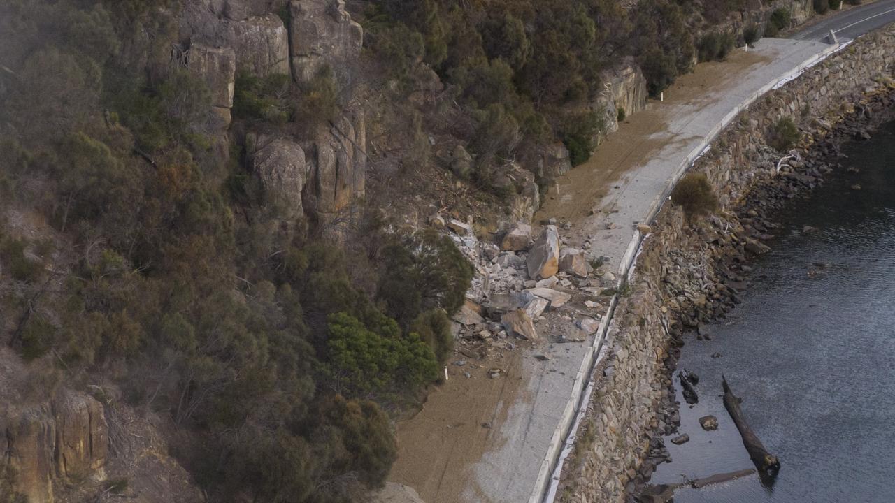 Rock removal along the Tasman Highway at Paradise Gorge. Photo: Luke Bowden/ABC