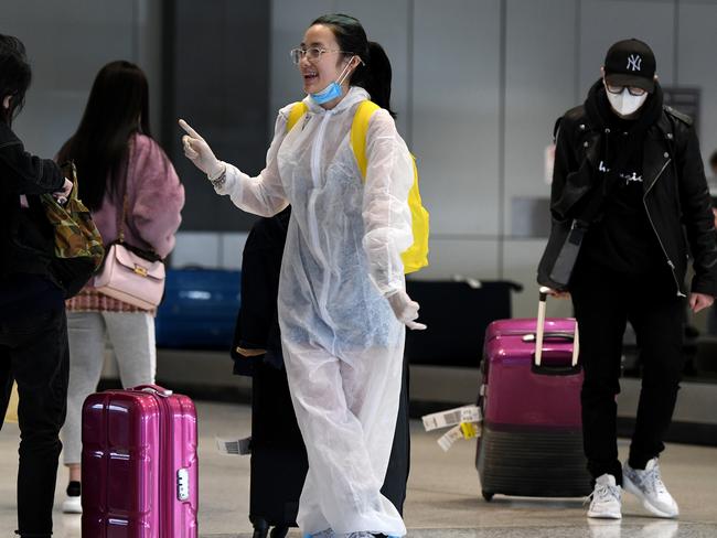 Passengers from Victoria are spoken to at Sydney Airport. Picture: Bianca De Marchi/AAP