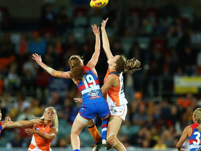 CANBERRA, AUSTRALIA - MARCH 18: Tiarna Ernst of the Bulldogs and Erin McKinnon of the Giants contest possession during the round seven AFL Women's match between the Greater Western Sydney Giants and the Western Bulldogs at UNSW Canberra Oval on March 18, 2017 in Canberra, Australia.  (Photo by Mark Nolan/Getty Images)