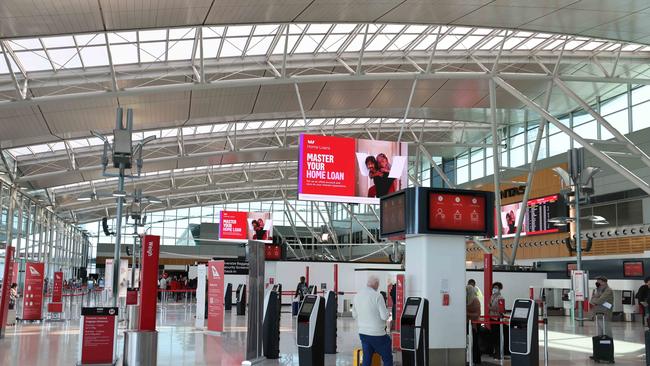 Australia’s top public health decision makers say travellers should no longer have to wear masks at airports. Picture: Damian Shaw