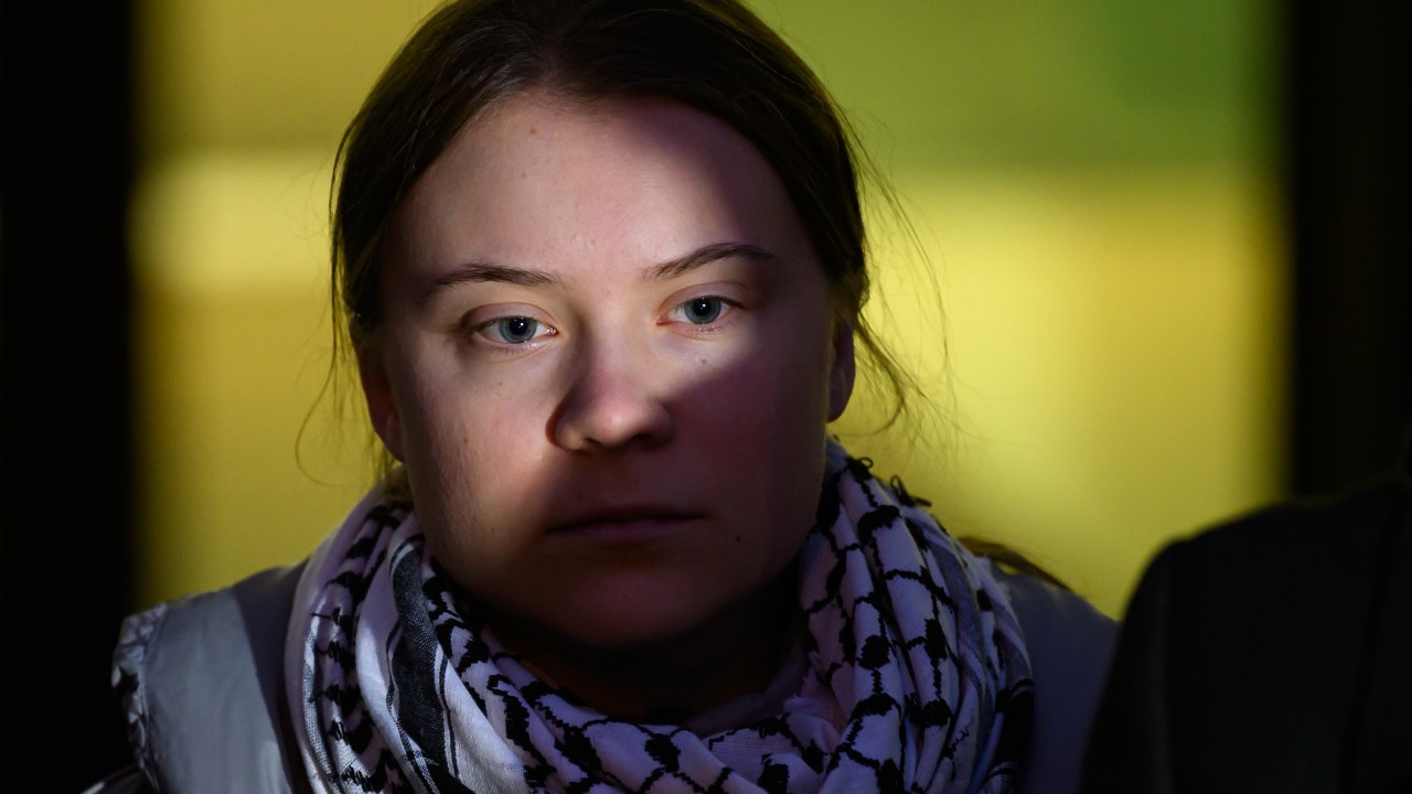 İklim aktivisti Greta Thunberg, Lahey'deki Yokoluş İsyanı protestoları sırasında iki kez tutuklandı