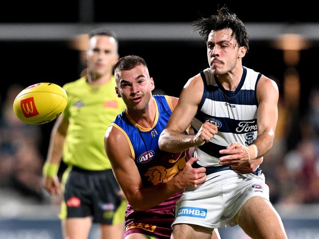 Brad Close dishes a handball. Picture: Bradley Kanaris/Getty Images