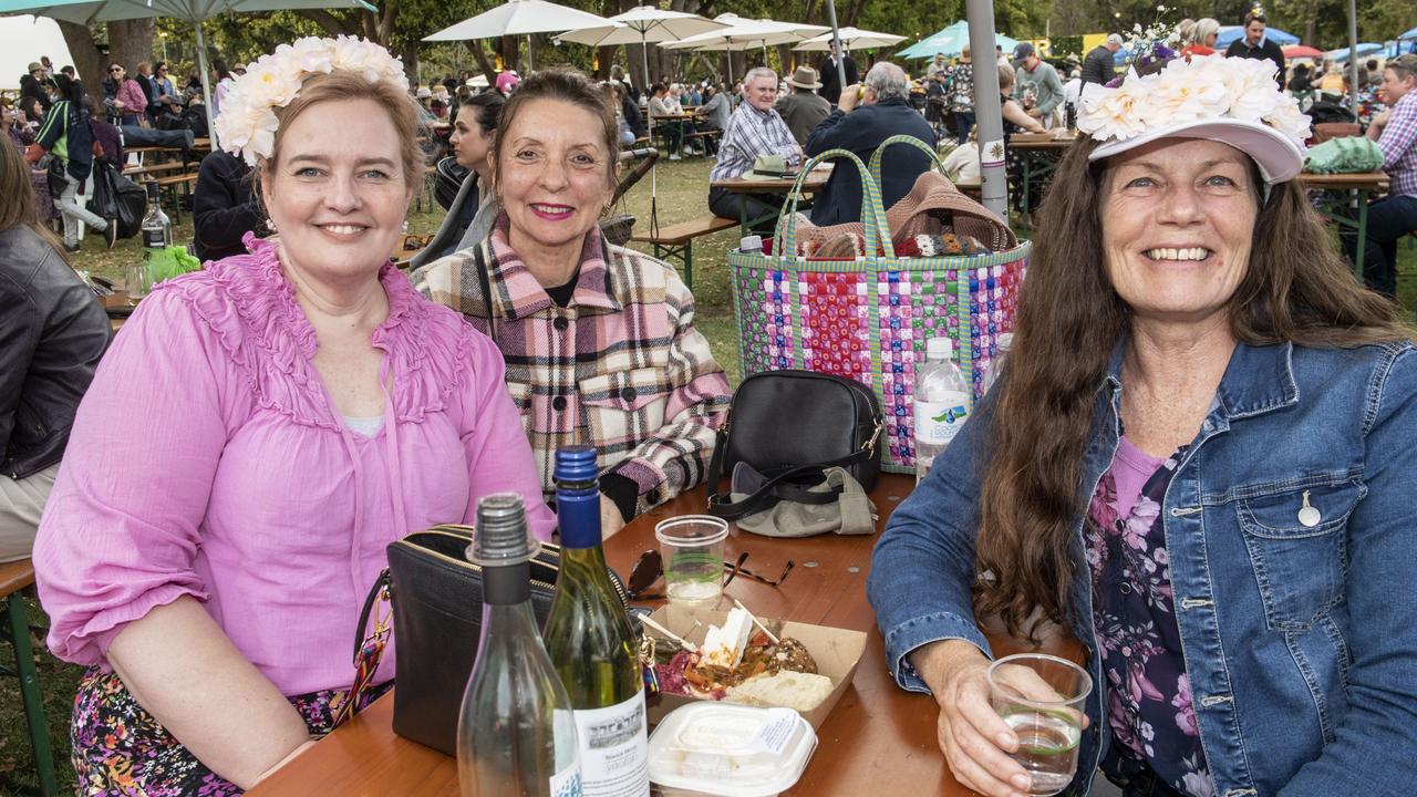 (from left) Linda Lester, Chris Martin, Anita Bolton. Festival of Food and Wine, Queens Park, Toowoomba Carnival of Flowers. Sunday, September 11, 2022. Picture: Nev Madsen.