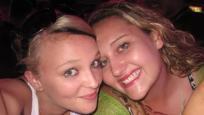 Ashleigh Pedersen (left) with her late sister Krissie-Lee Sheridan (right). Photo: Facebook.