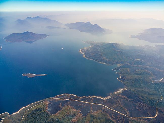 2019 Tasmanian bush fires. Lake Pedder, Celtic Hill Fire - at Southwest National Park. . Picture - LUKE TSCHARKE / PAR AVION