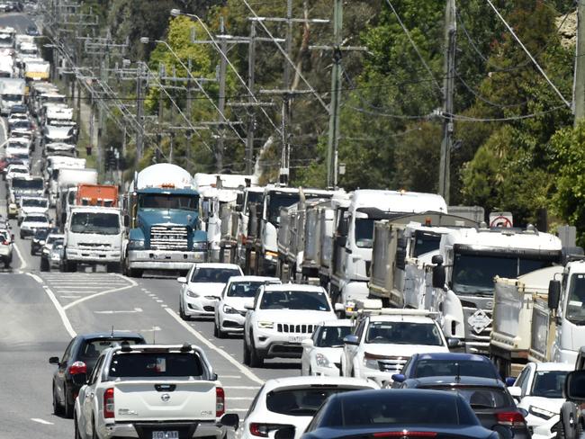 MELBOURNE, AUSTRALIA - NewsWire Photos NOVEMBER 19, 2024: Truck drivers cause traffic congestion along Greensbporough Road as they campaign for better pay. Picture: NewsWire / Andrew Henshaw