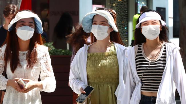 BRISBANE, AUSTRALIA, NCA NewsWire Queensland residents have been asked to start wearing masks again as the forth wave of Covid 19 start putting pressure on the public health system, Mask and none mask wearing in the Brisbane CBD Picture NCA NewsWire David Clark