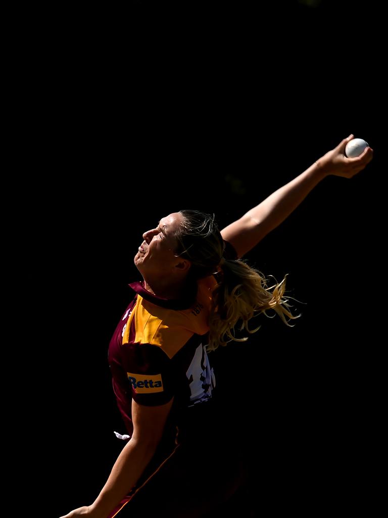 GOLD COAST, AUSTRALIA - OCTOBER 03: Georgia Prestwidge of Queensland bowls during the WNCL match between Queensland and the Australian Capital Territory at Bill Pippen Oval, on October 03, 2022, in Gold Coast, Australia. (Photo by Albert Perez/Getty Images)