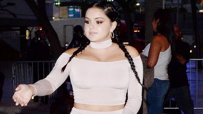 Ariel Winter shows off curves in daring two piece at Drake concert ...