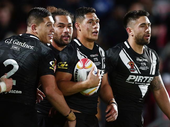 AUCKLAND, NEW ZEALAND - OCTOBER 28: Roger Tuivasa-Sheck of the Kiwis celebrates with teammates after scoring a try during the 2017 Rugby League World Cup match between the New Zealand Kiwis and Samoa at Mt Smart Stadium on October 28, 2017 in Auckland, New Zealand.  (Photo by Anthony Au-Yeung/Getty Images)