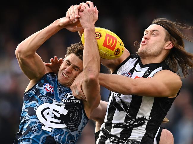 MELBOURNE, AUSTRALIA - MAY 29: Charlie Curnow of the Blues and Darcy Moore of the Magpies compete for a mark during the round 11 AFL match between the Collingwood Magpies and the Carlton Blues at Melbourne Cricket Ground on May 29, 2022 in Melbourne, Australia. (Photo by Quinn Rooney/Getty Images)