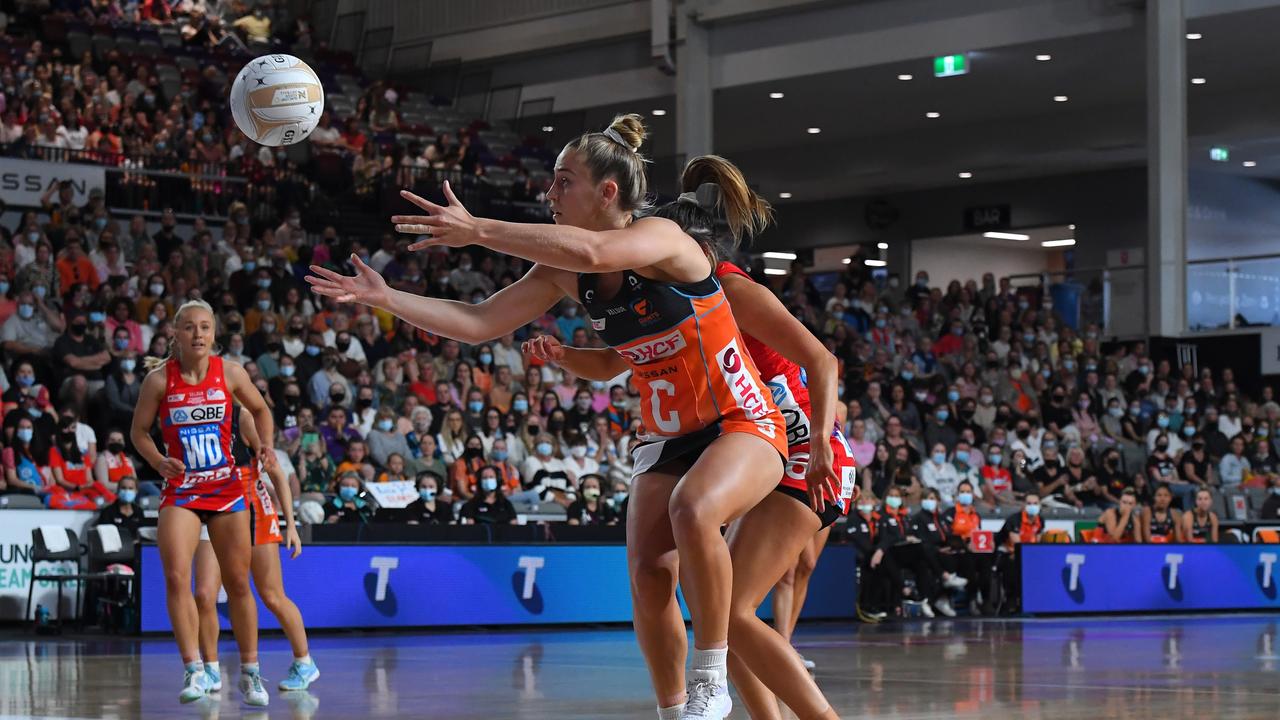 Jamie-Lee Price of the Giants takes the ball during the grand final match between Sydney Swifts and GWS Giants at Nissan Arena. Photo: Getty Images