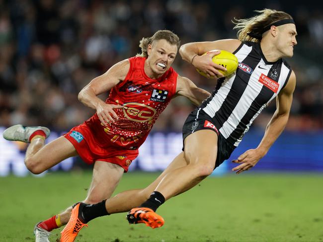 GOLD COAST, AUSTRALIA - JULY 01: Darcy Moore of the Magpies in action during the 2023 AFL Round 16 match between the Gold Coast Suns and the Collingwood Magpies at Heritage Bank Stadium on July 1, 2023 in the Gold Coast, Australia. (Photo by Russell Freeman/AFL Photos via Getty Images)